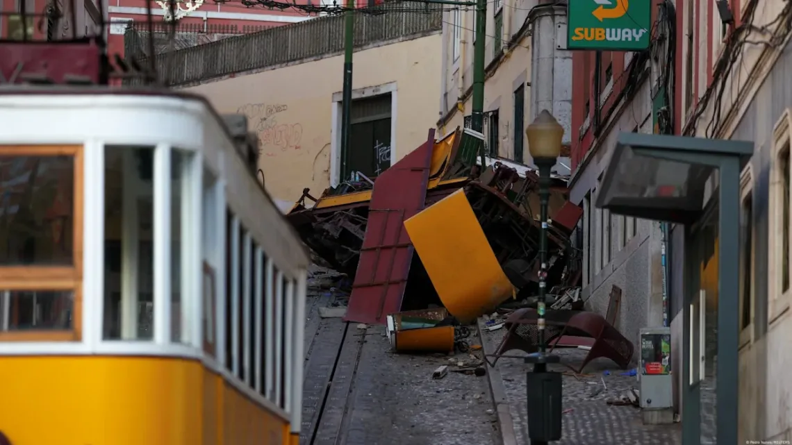 Además de las víctimas mortales, el accidente del turístico Elevador da Glória dejó 21 personas heridas