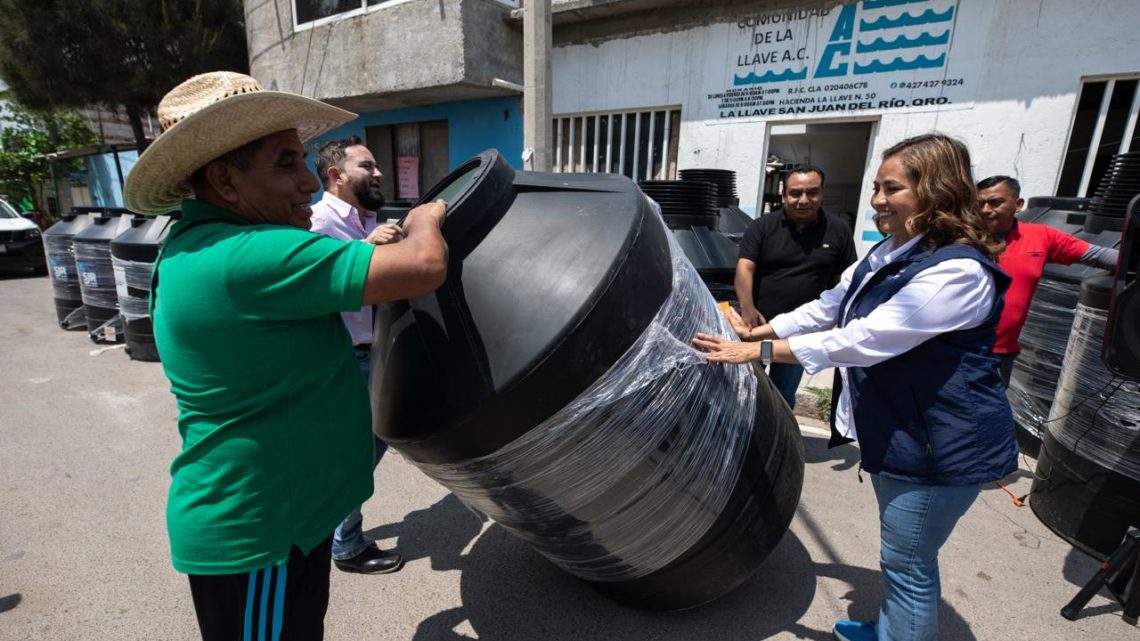 Gobierno Municipal de San Juan del Río entrega 30 tinacos en La Llave