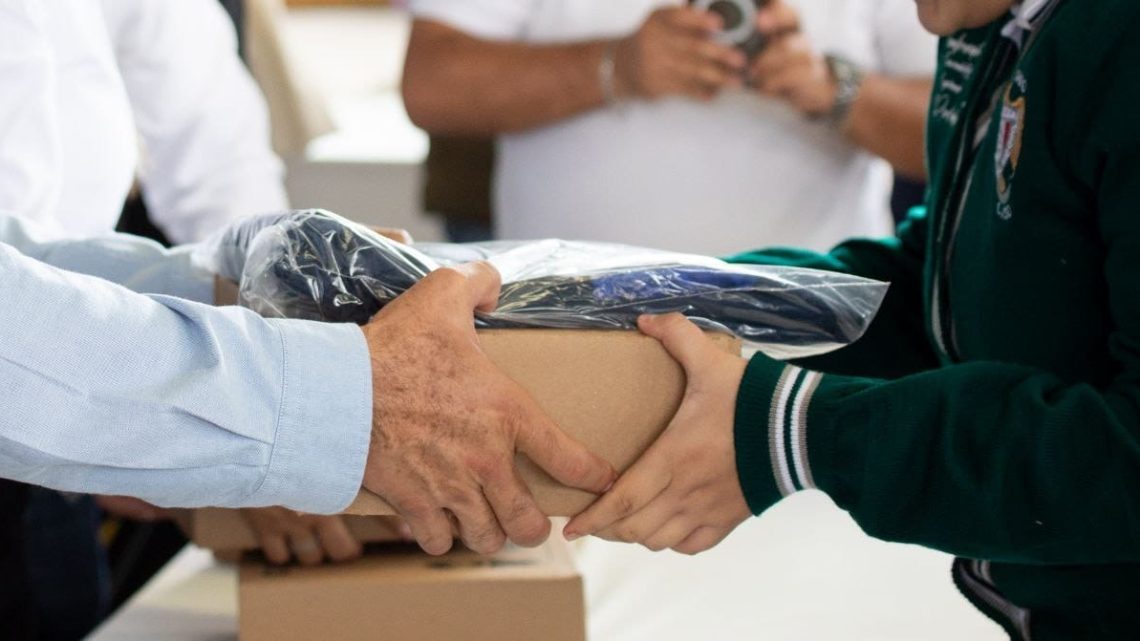 En Querétaro sí: 354 mil estudiantes reciben uniformes y útiles escolares