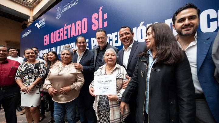 San Juan del Río recibe del gobernador de Querétaro el premio al primer lugar en Contraloría Social San Juan del Río recibe del gobernador de Querétaro el premio al primer lugar en Contraloría Social