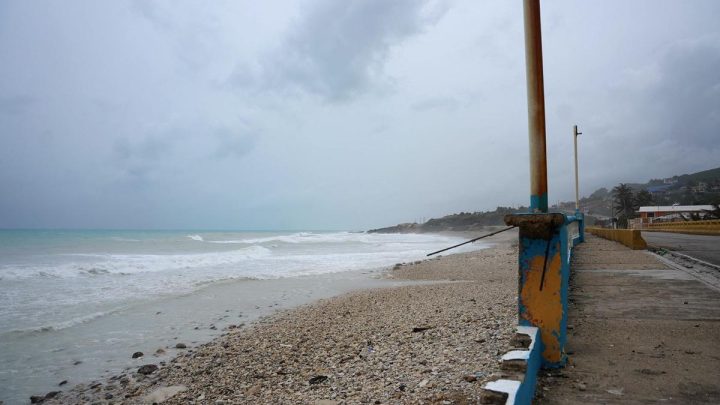 El meteoro retomó la categoría 4 después de dejar cortes eléctricos, inundaciones y deslizamientos de tierra en territorio jamaiquino