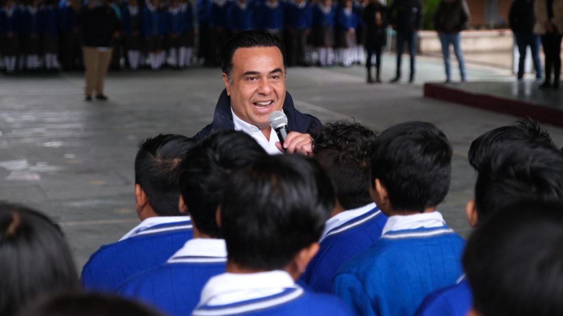 Luis Nava entrega obra y mobiliario educativo en Pedro Escobedo