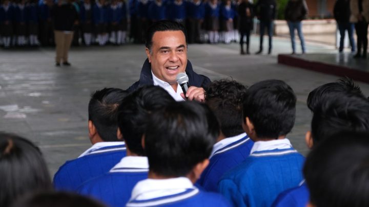 Luis Nava entrega obra y mobiliario educativo en Pedro Escobedo