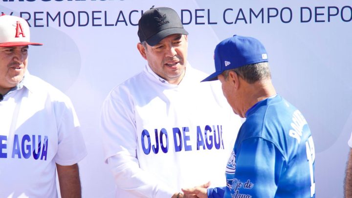 El presidente municipal de San Juan del Río, Roberto Cabrera Valencia, encabezó la ceremonia de inauguración de las gradas en el campo de beisbol de la comunidad Ojo de Agua El presidente municipal de San Juan del Río, Roberto Cabrera Valencia, encabezó la ceremonia de inauguración de las gradas en el campo de beisbol de la comunidad Ojo de Agua