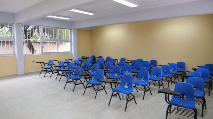 Luis Nava entrega obra y mobiliario educativo en Pedro Escobedo