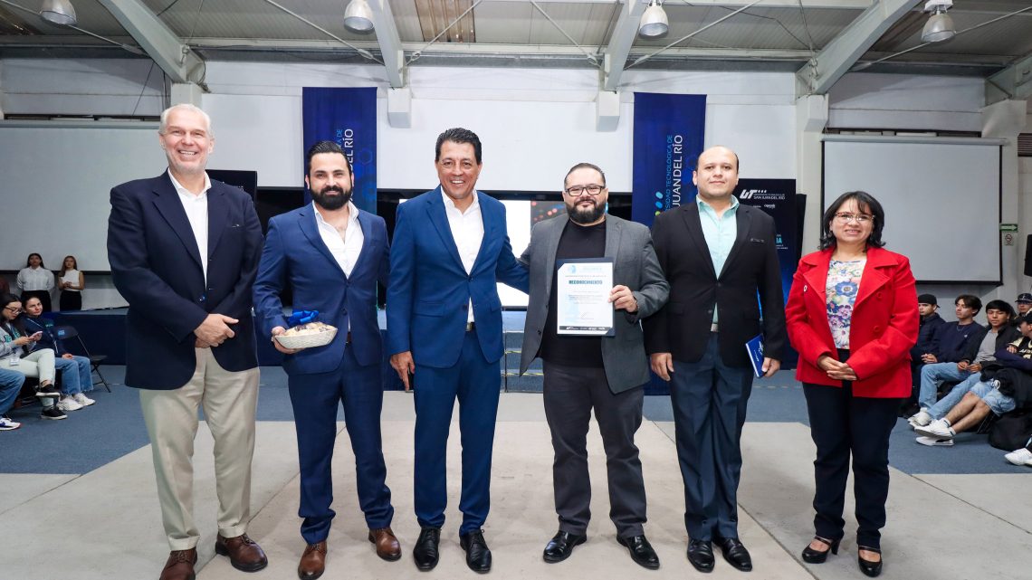Con el objetivo de reflexionar sobre los alcances, beneficios y desafíos de la inteligencia artificial (IA) en la educación superior y en el ámbito profesional, el rector de la Universidad Tecnológica de San Juan del Río (UT San Juan), Fernando Ferrusca Ortiz, inauguró el Congreso Internacional Universitario “Inteligencia Artificial, desde las aulas al futuro que haremos realidad”, reuniendo a estudiantes, académicos y especialistas nacionales e internacionales.