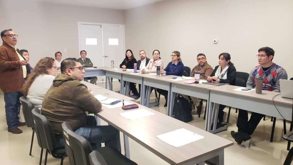 La directora de Servicios de Salud de la Secretaría de Salud (SESA) del estado de Querétaro, Mariza Patiño Aboytes, presidió la décima sesión del Comité Estatal de Vigilancia Epidemiológica (CEVE). Durante la reunión se presentaron los avances y análisis de los Programas de Zoonosis, Atención al Envejecimiento y de la Red Hospitalaria de Vigilancia Epidemiológica.