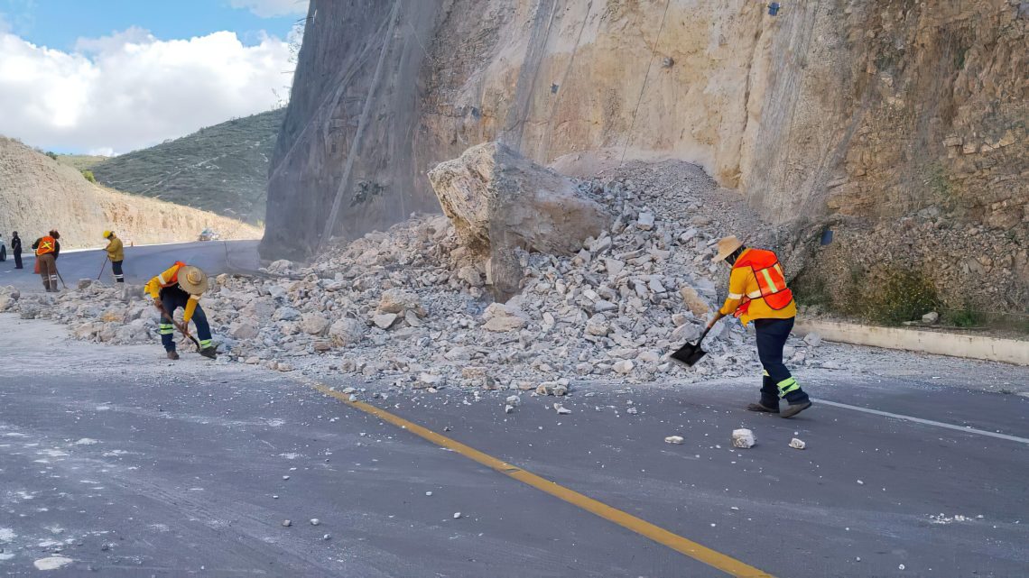 Realiza Gobierno del Estado acciones por derrumbe sobre la Carretera Estatal 100