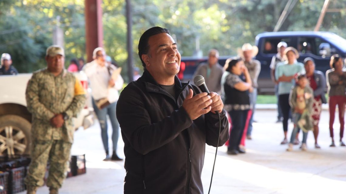 El secretario de Desarrollo Social del Estado de Querétaro, Luis Nava, informó que, como parte del plan integral de atención a las familias afectadas por las lluvias en las regiones de la Sierra y el Semidesierto, se han entregado un total de 68 mil 399 artículos de primera necesidad, entre los que se incluyen despensas, cobijas, bidones y botellas de agua.