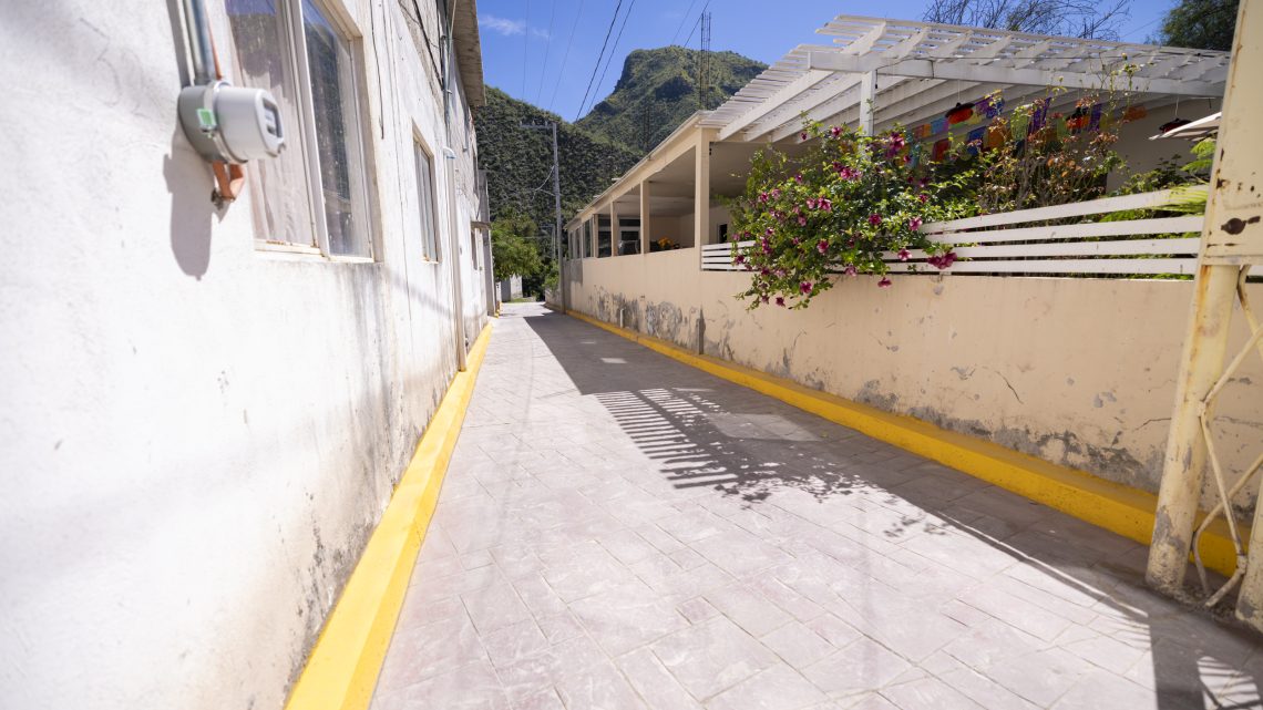 Durante la gira de trabajo que realizó por el municipio de Peñamiller, el gobernador Mauricio Kuri, encabezó la entrega del mejoramiento de las calles Libertad y Francisco I. Madero, obra que contó con una inversión de 5.6 millones de pesos y que beneficia a más de 820 habitantes de la zona, al mejorar las condiciones de vida y de movilidad en la zona. Durante la gira de trabajo que realizó por el municipio de Peñamiller, el gobernador Mauricio Kuri, encabezó la entrega del mejoramiento de las calles Libertad y Francisco I. Madero, obra que contó con una inversión de 5.6 millones de pesos y que beneficia a más de 820 habitantes de la zona, al mejorar las condiciones de vida y de movilidad en la zona.