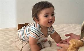 Las imágenes publicadas muestran al pequeño siendo tatuado con la frase “Mellstroy.Game”Por: El Informador