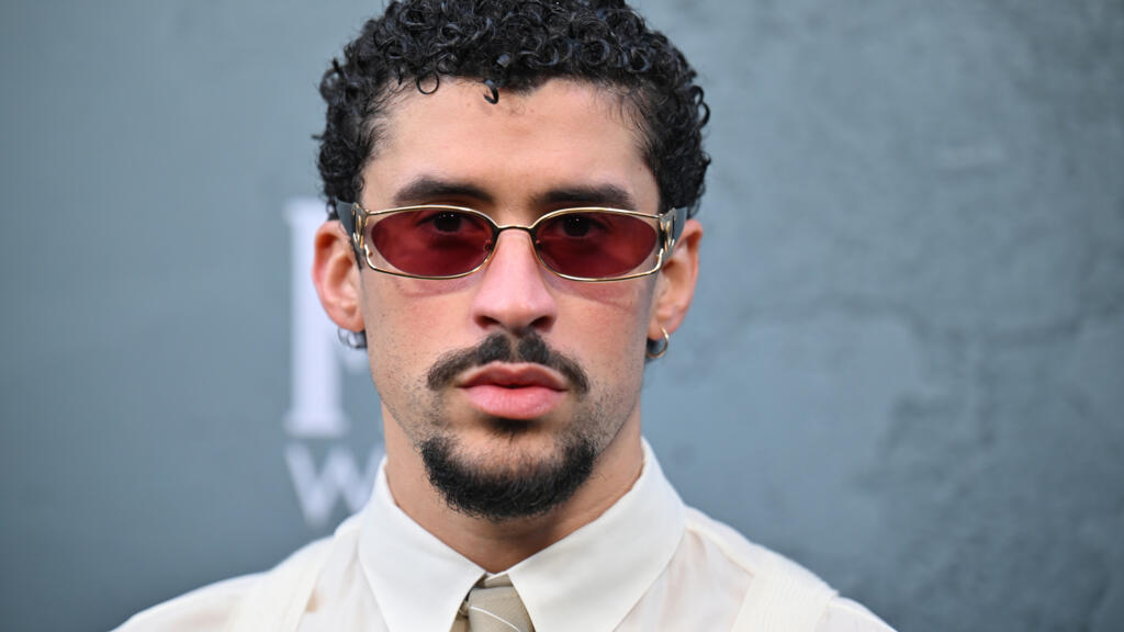 Mientras el cantante celebra su reconocimiento internacional, su comentario en SNL sigue alimentando un intenso debate sobre el idioma, la identidad y la representación latina en Estados Unidos