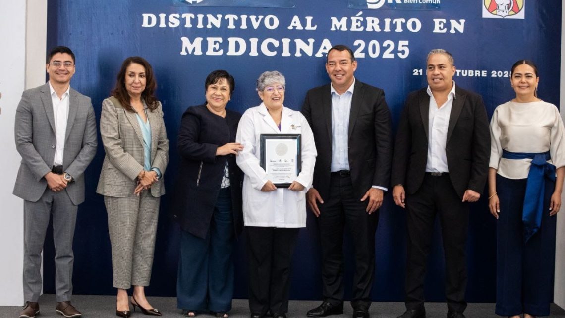 Roberto Cabrera entrega el “Distintivo al Mérito en Medicina 2025” a 15 médicas y médicos de San Juan del Río