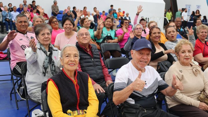 Iridia Salazar entrega material deportivo a adultos mayores