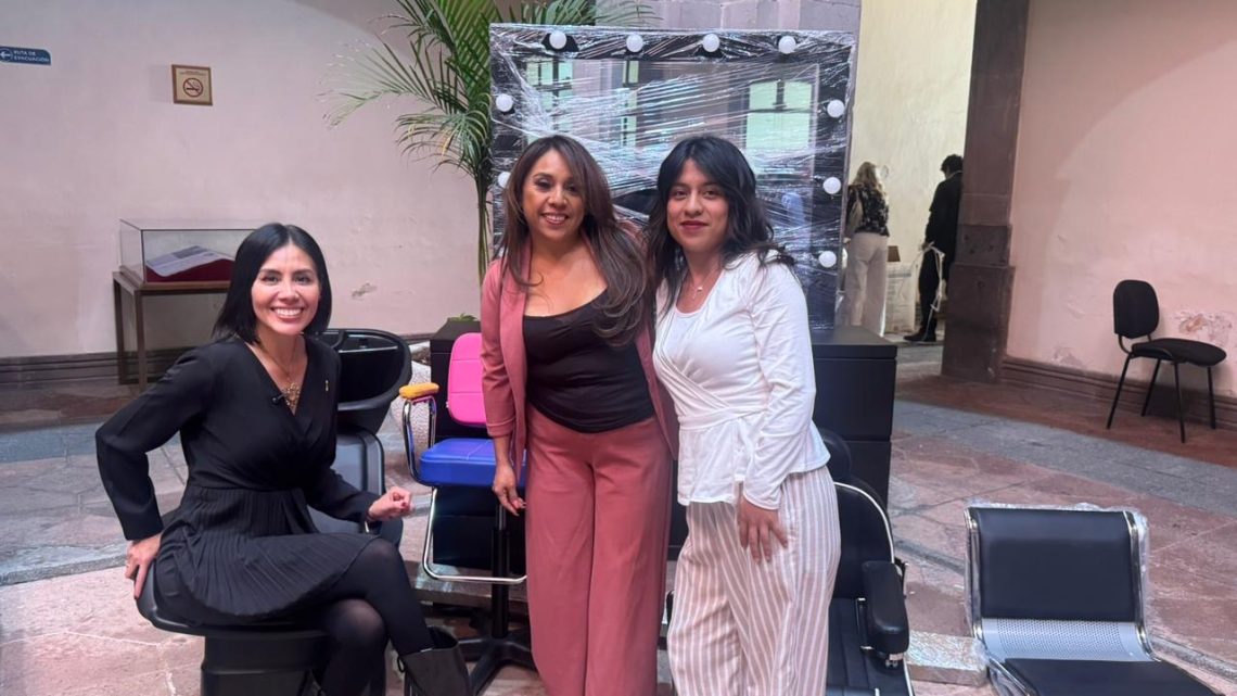 Entrega titular de la ST equipamiento a mujeres emprendedoras en la capital