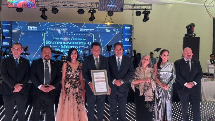 Entregan reconocimientos de al Mérito Empresarial en San Juan del Río