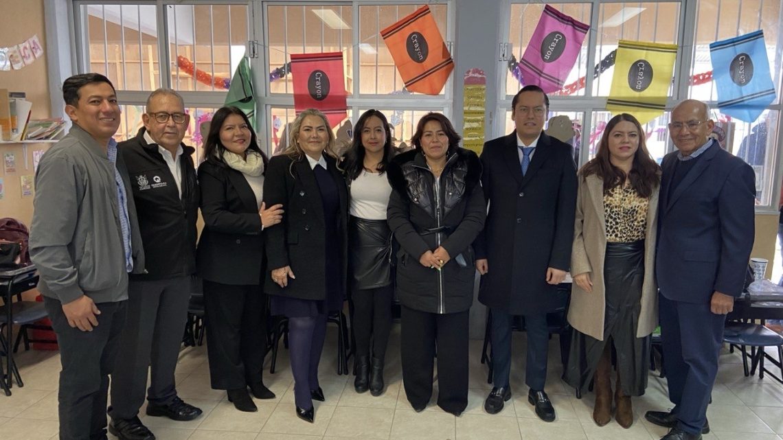 Entrega titular del IFEQ techumbre para primaria de Corregidora