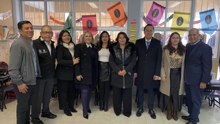 Entrega titular del IFEQ techumbre para primaria de Corregidora