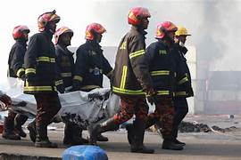 El Servicio de Bomberos de Bangladesh precisó que al menos tres de los fallecidos provienen del derrumbe parcial de un edificio