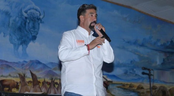 De acuerdo con los primeros reportes, el hombre se encontraba dentro de una camioneta cuando recibió al menos un impacto de arma de fuego