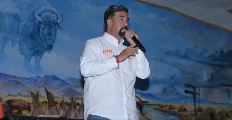 De acuerdo con los primeros reportes, el hombre se encontraba dentro de una camioneta cuando recibió al menos un impacto de arma de fuego