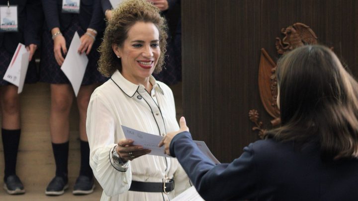 Recibe en el Congreso del Estado la diputada Adriana Meza a las alumnas del Colegio Fontanar.