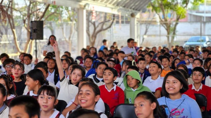 Capacita USEBEQ a padres de familia en el uso y manejo responsable de redes sociales