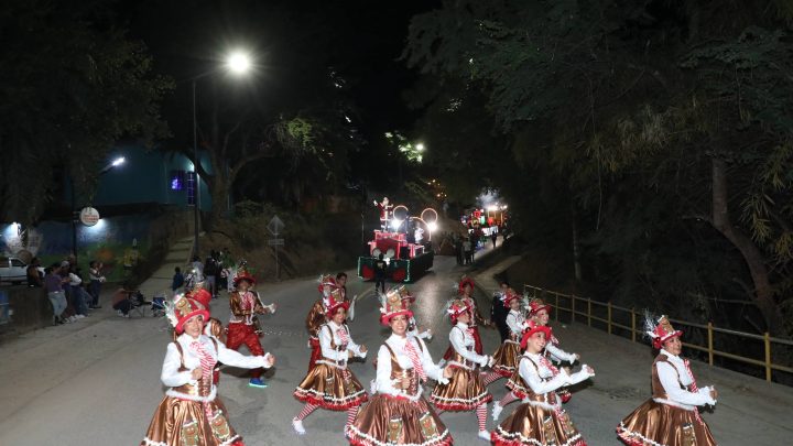 Inician en Jalpan los desfiles navideños del Festival Alegría Contigo 2025