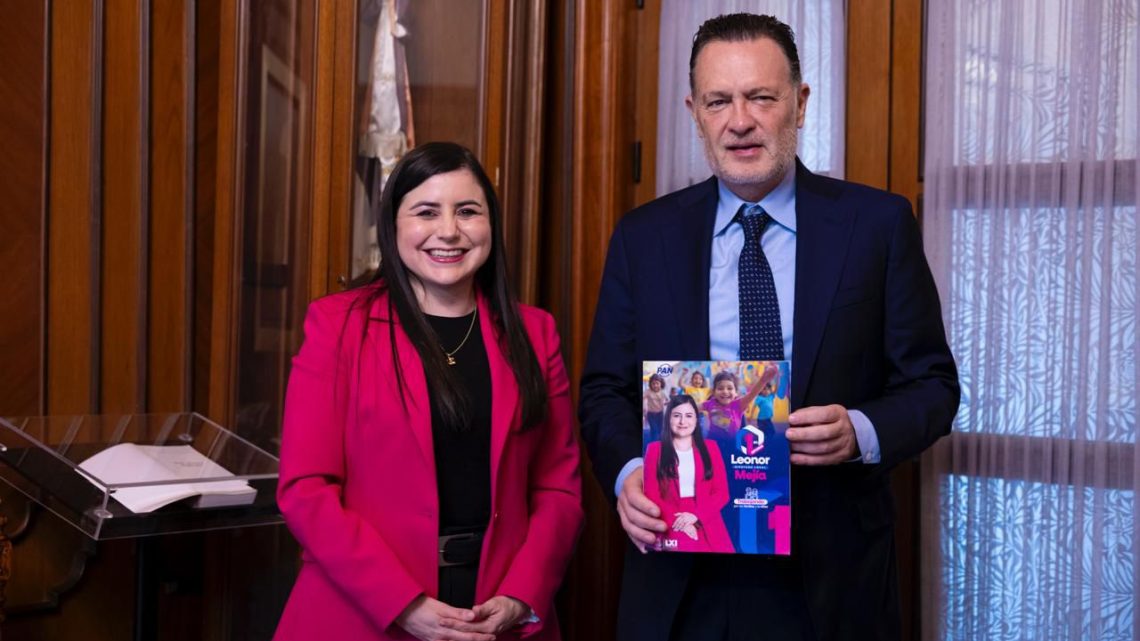 La diputada Leonor Mejía entrega al gobernador Mauricio Kuri su Primer Informe de Actividades Legislativas