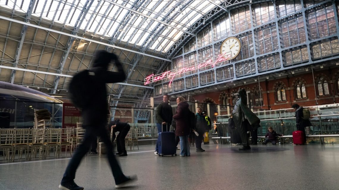 La interrupción de varias horas del servicio de trenes logró trastocar los planes de escapada de fin de año de los viajeros