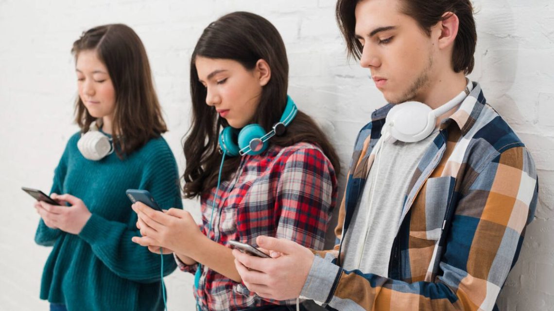 Esta nueva ley tiene como objetivo el evitar que los jóvenes sufran de depresión, ciberacoso, sendentarismo o problemas de sueño, debido al uso excesivo de dispositivos móviles 