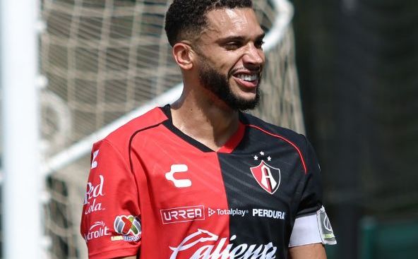 El zaguero ha entablado negociaciones para la rescisión de su contrato, una medida que le permitiría regresar al balompié de Brasil como agente libre