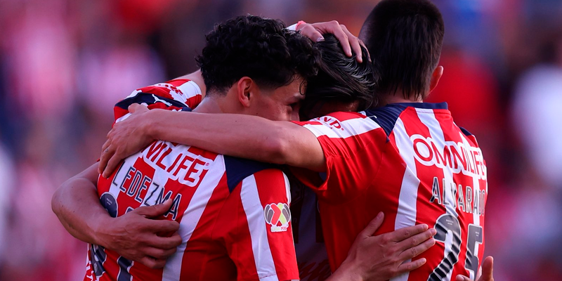 El Rebaño Sagrado no solo cumplió con el expediente, sino que deleitó a su afición con una victoria contundente de 0-4 ante el Irapuato