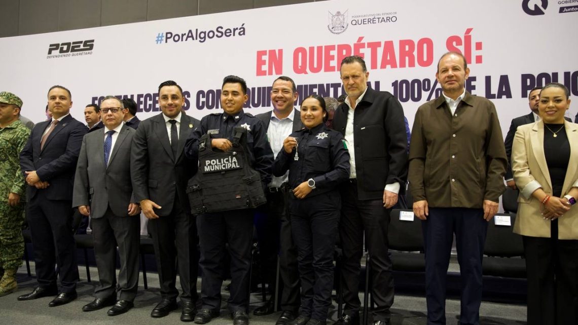 Recibe Roberto Cabrera 5 patrullas y equipo táctico para la policía de San Juan del Río