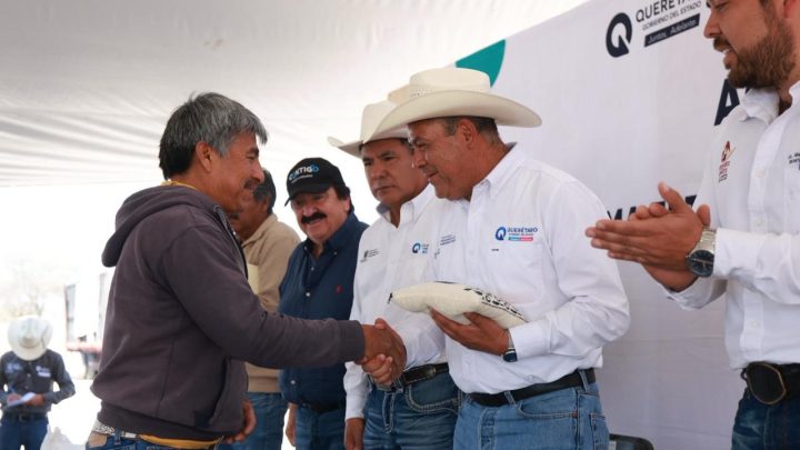 Entrega SEDEA apoyos por contingencias en Ezequiel Montes