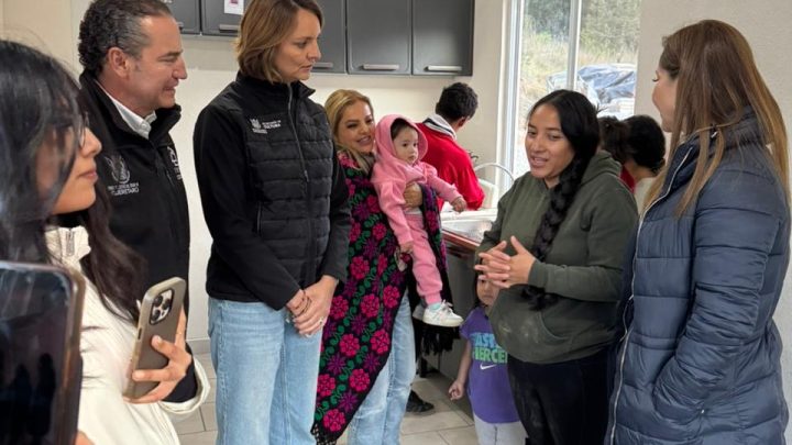 Entrega titular del IVEQ vivienda a familia afectada por las lluvias