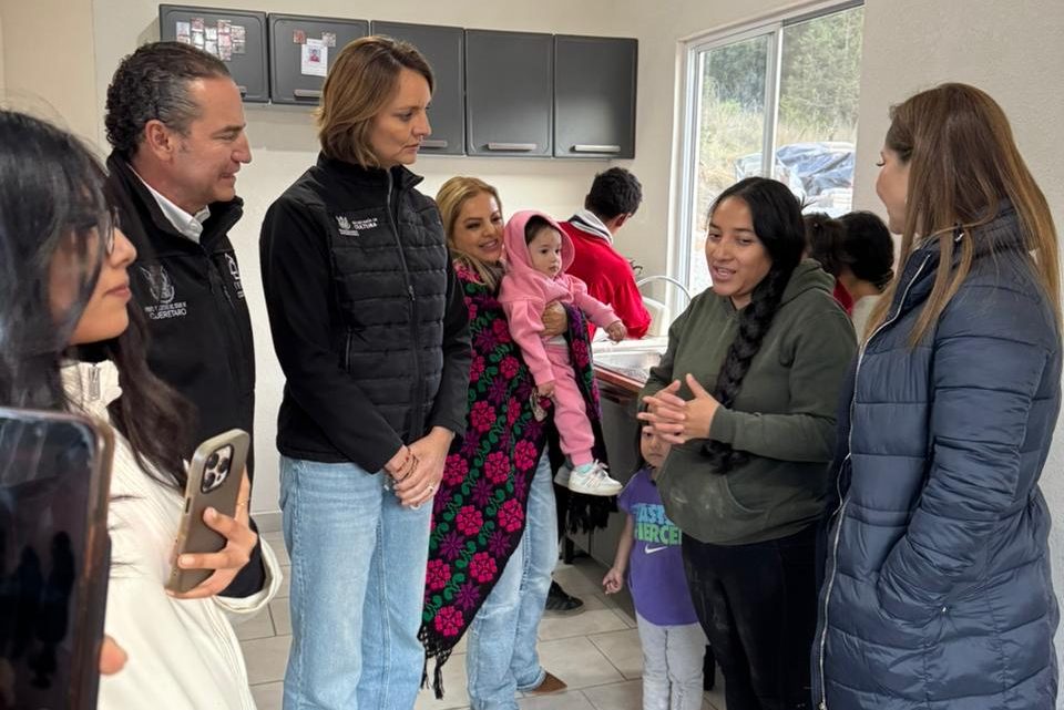 Entrega titular del IVEQ vivienda a familia afectada por las lluvias