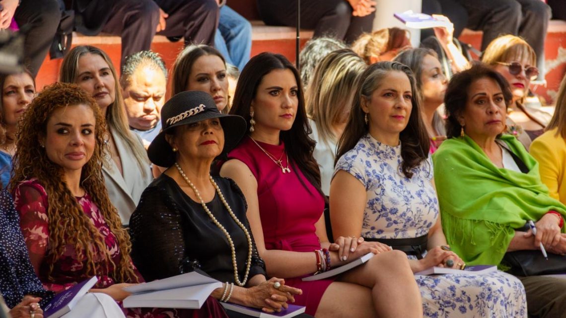 Presenta titular de la SECULT el libro 50 Mujeres, Orgullo de Querétaro