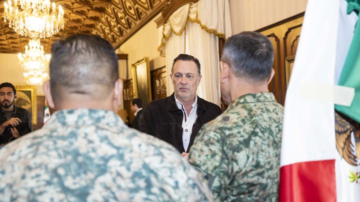 El titular del Poder Ejecutivo estatal, Mauricio Kuri González, atestiguó la firma del acuerdo de colaboración entre los titulares de la Secretaría de Gobierno, y la Secretaría de la Defensa Nacional (SEDENA)