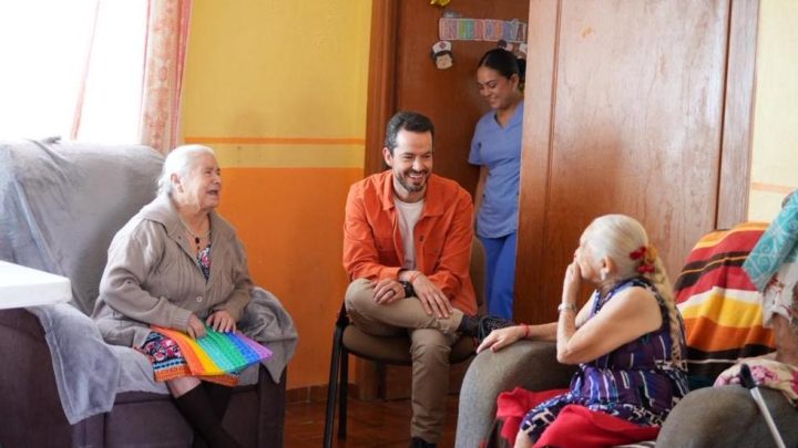 Recorre Ospital la Sierra Gorda y llama a ponerla en el centro de la agenda