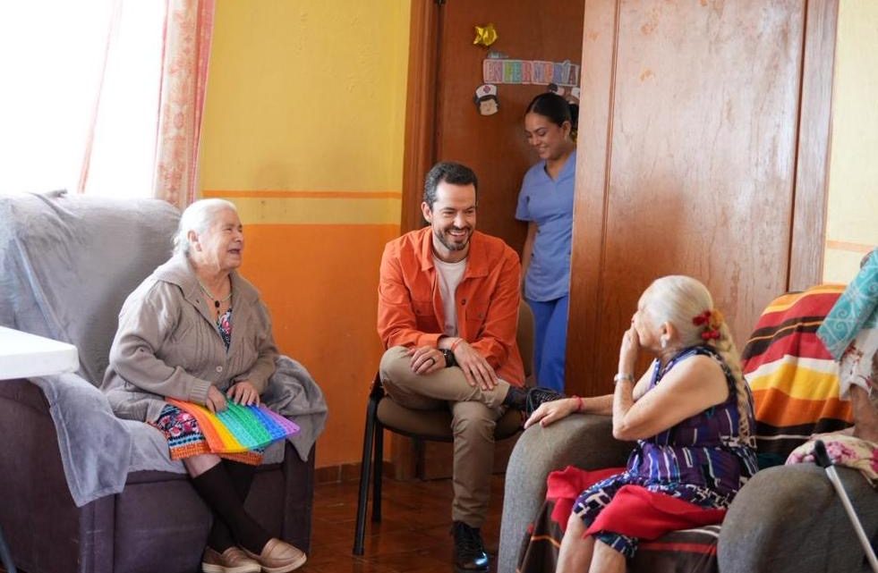 Recorre Ospital la Sierra Gorda y llama a ponerla en el centro de la agenda