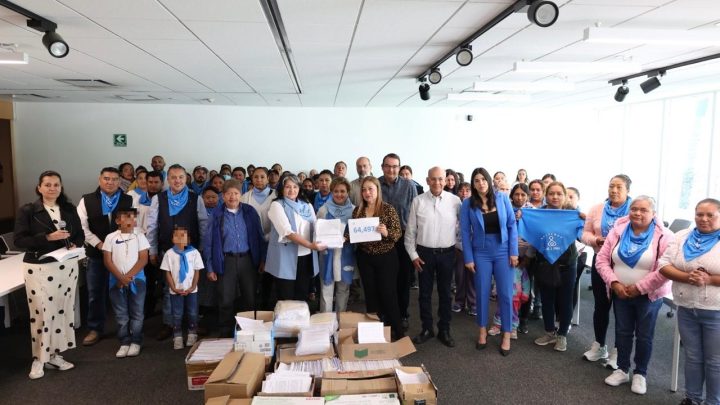 64 mil 497 firmas ciudadanas en defensa de la vida fueron entregadas a diputados del PAN