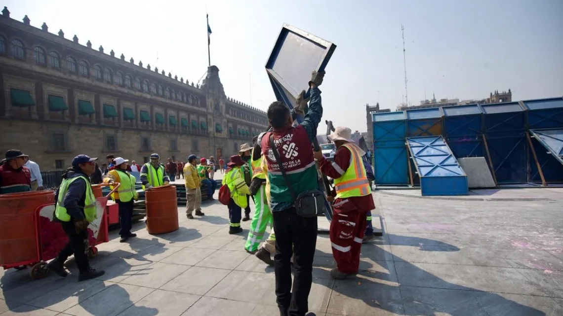 Continúan los trabajos de limpieza y retiro de vallas metálicas en el zócalo de la Ciudad de México, tras la marcha del 8M.
